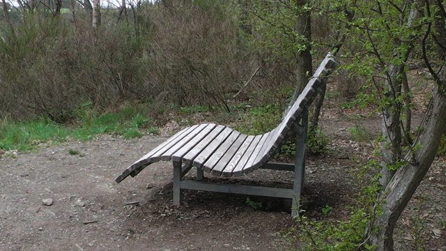 75-relaxbank-auf-dem-bergpfad